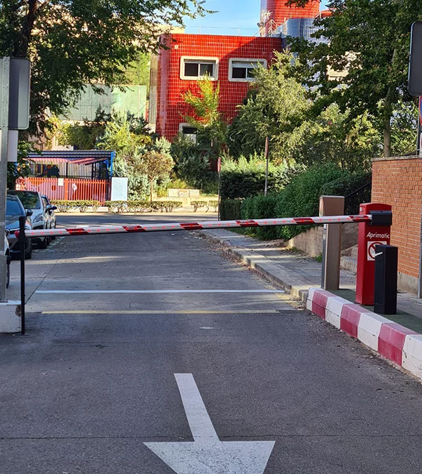 Barrera entrada aparcamiento