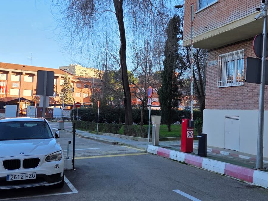 Vandalismo barrera aparcamiento B