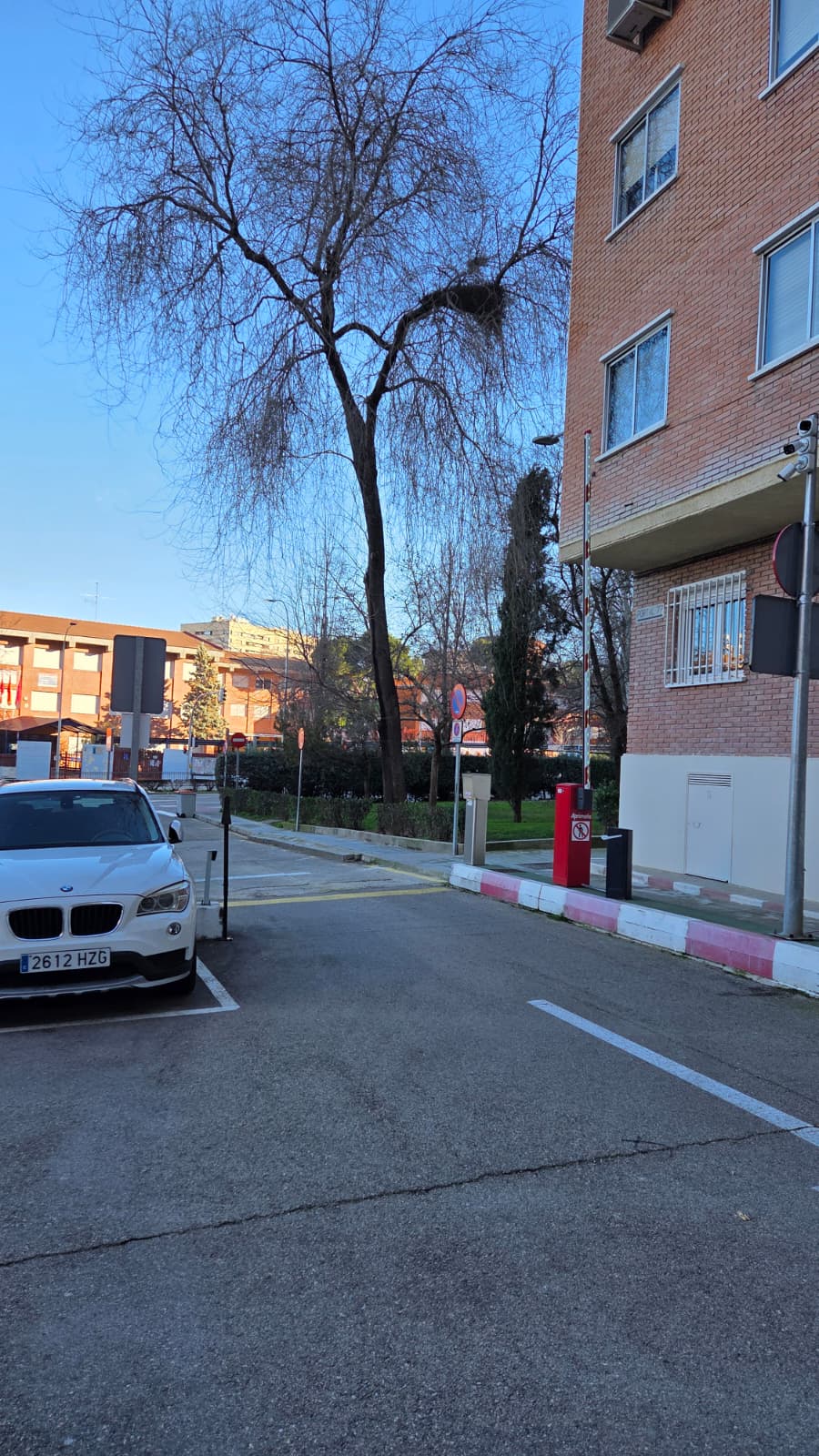 barrera-abierta-parking-entrada-B-2